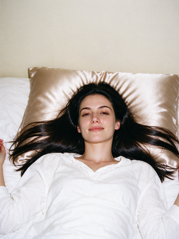 Waking up on a champagne Looth mulberry silk pillowcase